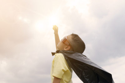 Comme les enfants qui jouent aux super-héros, il est important de garder de la confiance en soi pour avancer dans la vie.