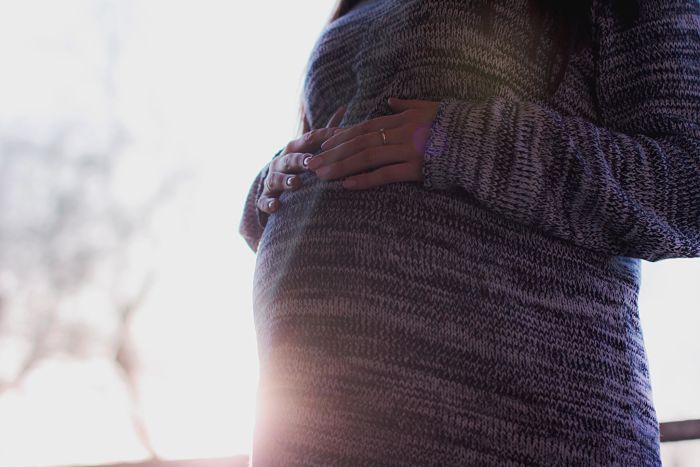Chez les femmes - les mères - la culpabilité fait souvent son apparition dès la grossesse notamment à travers tous les conseils contradictoires et les stress liés à la future maternité. 